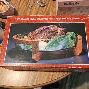 Towle Gailstyn Sutton 3QT Asador Ovalado de Vidrio con Soporte de Madera de Teca en Caja  - Imagen 1 de 4