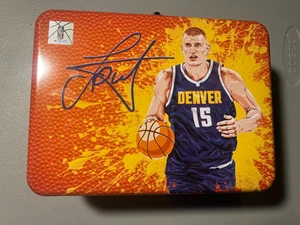 2024 Panini - Nikola Jokic (Nuggets) Sammeldose Brotdose (NUR DOSE) - Bild 1 von 4