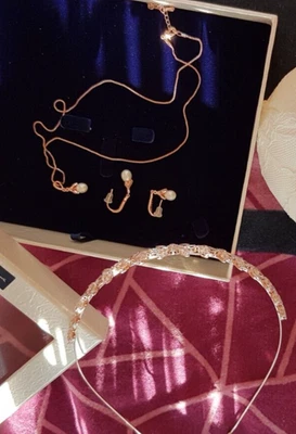 Tolles Schmuckset*Ohrringe*Halskette*Diadem*Perlen*Kristalle*neu - Bild 1 von 4