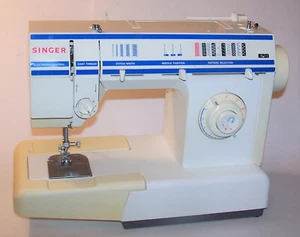 Máquina de coser vintage Singer con placa de embrague de rueda de mano 57825C y pedal - Imagen 1 de 15