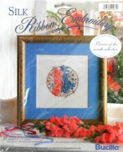 BUCILLA - FLOR DEL MES JULIO "LARKSPUR" CINTA SEDA BORDADO KIT - NUEVO EN PAQUETE - Imagen 1 de 3