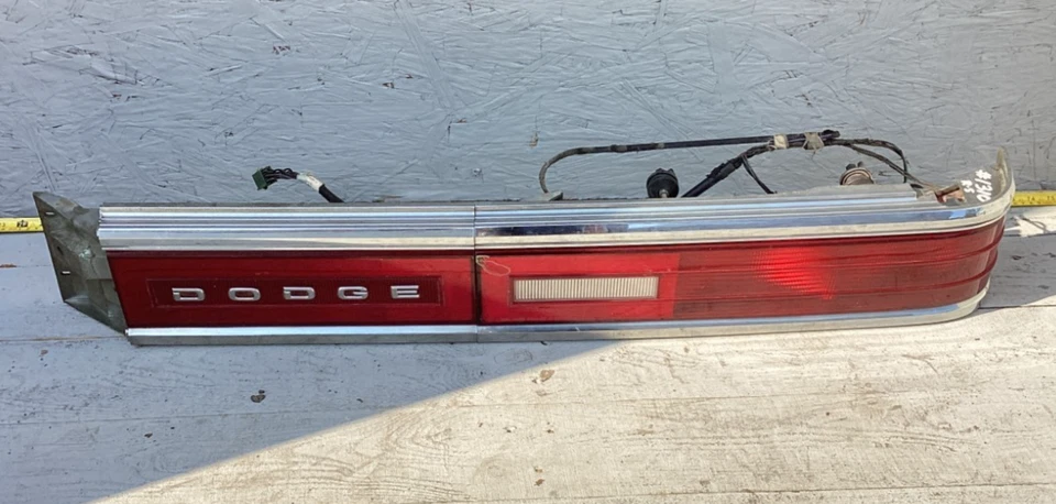 Conjunto de luz trasera exterior e interior central derecha Dodge Dynasty 1988-1993 OEM Foto 1 de 4