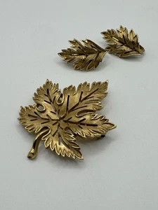 Vintage Trifari Brooch Earrings Set Brushed Gold Tone Leaf Pin - Picture 1 of 8