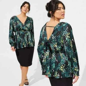 Camicetta a maniche lunghe Torrid nera in raso color verde acqua con cravatta tagliata dietro 2XL - Foto 1 di 16