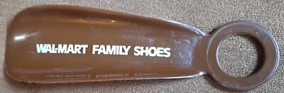 Zapatos de Colección "Wal-Mart Family Shoes" Cuerno Marrón Plástico con Letras Blancas Foto 1 de 2