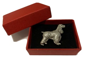 BROCHE SOLAPA CAJA DE REGALO CUMPLEAÑOS NAVIDAD PIN DE PELTRE PLATEADO COCKER SPANIEL - Imagen 1 de 4