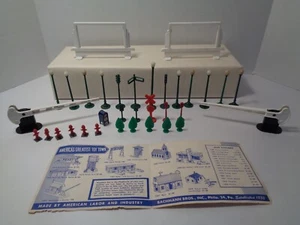 LOTE DE PIEZAS VINTAGE PLASTICVILLE. AMPLIA SELECCIÓN.PUERTAS, VALLAS PUBLICITARIAS, LUCES, ARBUSTOS.++ - Imagen 1 de 10