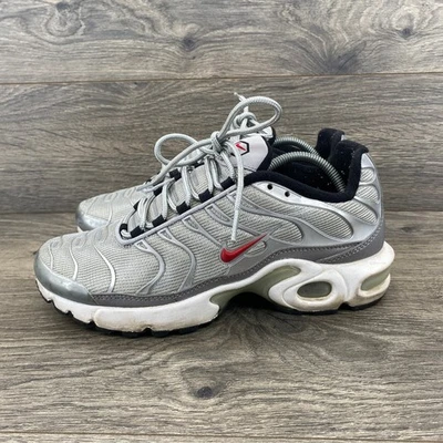 Tênis esportivo Nike Air Max Plus TN SE infantil prata vermelho tamanho 6 Y 921073 - Imagem 1 de 4