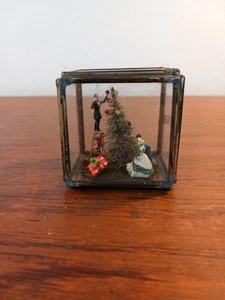VICTORIAN MINIATURE CHRISTMAS SCENE IN GLASS BOX BY DOROTHY GAITHER - Picture 1 of 15