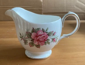 QUEEN ANNE BONE CHINA ROSA ROSE DESIGN - VERZIERTES MILCH-/SAHNEKÄNNCHEN - Bild 1 von 4