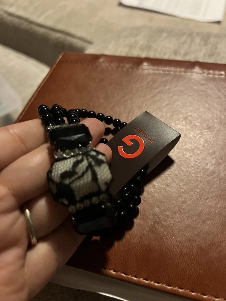 ¡NUEVO CON ETIQUETAS! Hermosa pulsera elástica con cuentas negras diamantes de imitación blancos G by Guess Foto 1 de 4