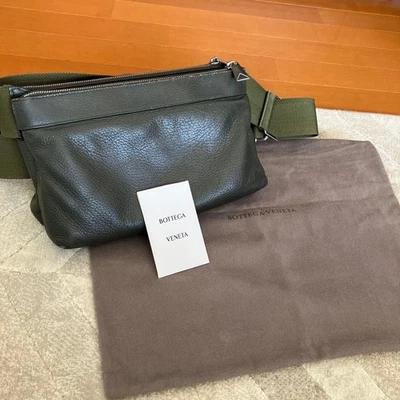 Bolso de hombro Bottega Veneta de cuero verde oliva con anuncio Foto 1 de 4
