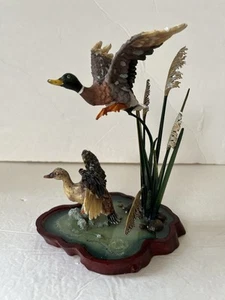 "Estatuilla voladora de patos mallardos en vuelo sobre estanque colas de gato hierba con base de colección 8""" - Imagen 1 de 13