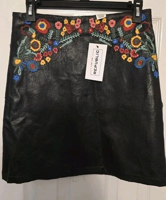 Saia de Couro Sintético Preta Bordada Floral FOR THE REPUBLIC Nova Com Etiqueta Tamanho 2 Fray - Imagem 1 de 4