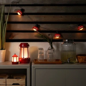IKEA SOMMARLÅNKE LED Lichterkette mit 10 Leuchtmitteln, Außen batteriebetrieben/rot - Bild 1 von 3