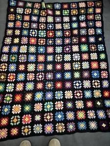 Coperta quadrata vintage all'uncinetto nonna 54" X68" lancio afgano nero - Foto 1 di 8