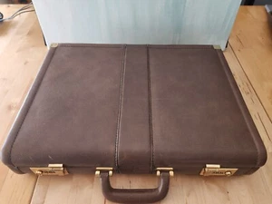 Ventura Briefcase Excellent Condition - Picture 1 of 18