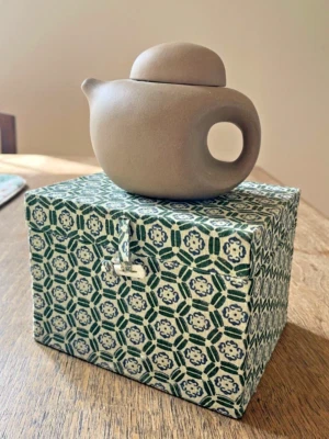 Tetera y caja y folleto de arcilla Yi-Xing de colección de los años 90, cerámica china Red & Green Co Foto 1 de 4