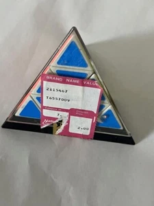 Adesivo SIGILLATO NOS Vintage 1981 TOMY Piramide Triangolo Cubo di Rubik Puzzle Prezzo - Foto 1 di 4