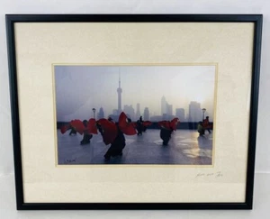 Fotografia originale firmata da Xuanmin Jin, ballerini tradizionali di fan a Shanghai - Foto 1 di 5