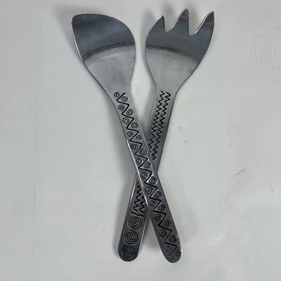Pinzas para ensalada de peltre Wilton Armetale diseños tribales 13" Foto 1 de 4