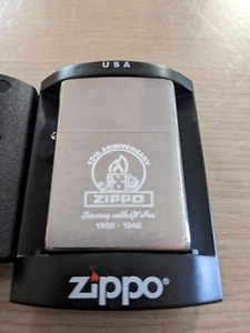 Zippo 2006 10. Jahrestag, Servieren mit GI Joe 1932-1942 Feuerzeug - Bild 1 von 3