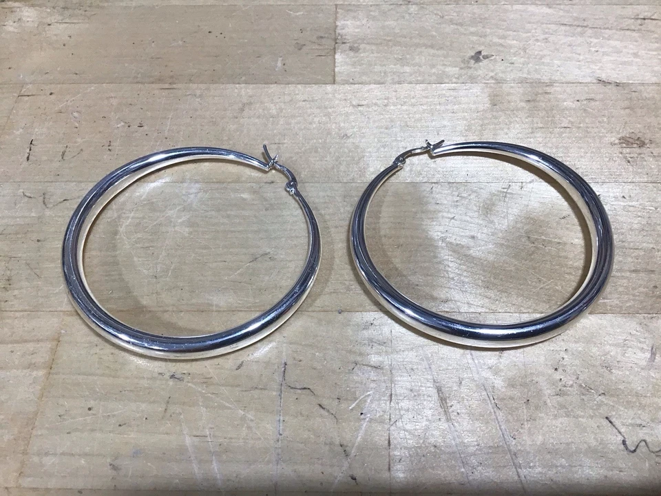 Pendientes de aro grandes de plata de ley .925. Tamaño 2 1/4 pulgadas de diámetro. Foto 1 de 4