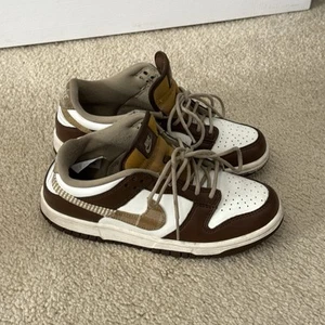 Scarpe Nike Dunk Low Sail bianche marroni a quadri grandi per bambini taglia 5 unisex FV3653-191 - Foto 1 di 8