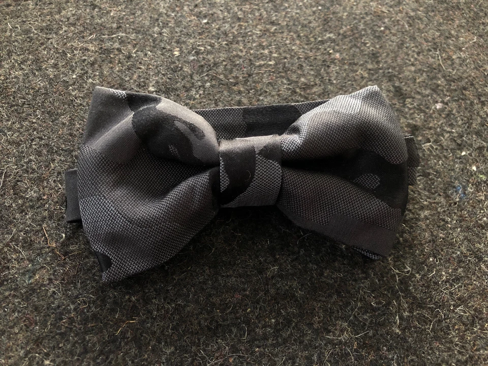 Como Nueva Auténtica Pajarita Maison Valentino Garavani Camuflaje Negro Gris Foto 1 de 4