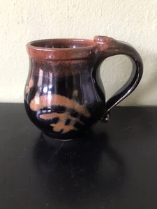 Taza de café de cerámica hecha a mano firmada por Rachel C? Gres Marrón Negro 12 OZ Como Nuevo - Imagen 1 de 4