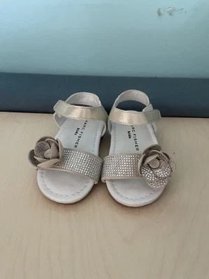 Marc Fisher 儿童金色和奶油色凉鞋蹒跚学步 5 码 — 第 1/4 张图片