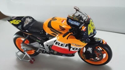 Valentino Rossi. Honda RC211V  MotoGP 2003. Minichamps 1/12.  - Image 1 of 4