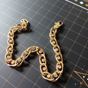 Pulsera de eslabones grandes en tono dorado y estrás - Imagen 1 de 3