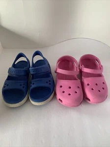 2 Paar Crocs Mädchen rosa & blau GRÖSSE 10 C - Bild 1 von 12