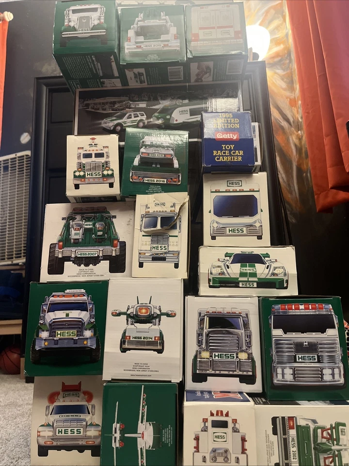 Colección de camiones de juguete Hess (20 camiones diferentes todos en estado subcomo nuevo) Foto 1 de 1