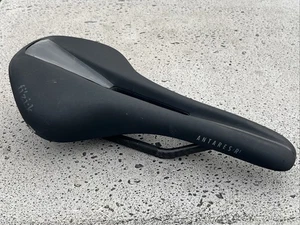 Fi'zi:k Antares R1 Open Saddle 7x9mm Carbon Braided Rails "Regular" 140mm width - Picture 1 of 24