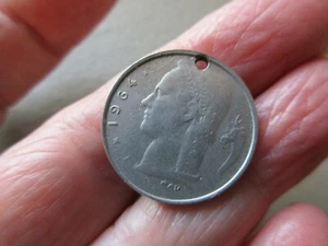COLGANTE DE COLECCIÓN TONO PLATEADO 1964 UNO 1 FRANCO MONEDA BELGA FICHA FOB  - Imagen 1 de 2