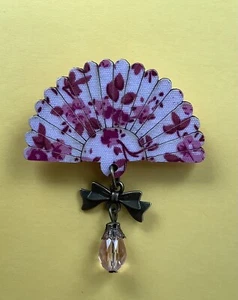 PIN BROCHE ABANICO FLORES MORADAS - Abanico Madera Impreso, Lazo Tono Latón, Cristal Rosa - Imagen 1 de 2