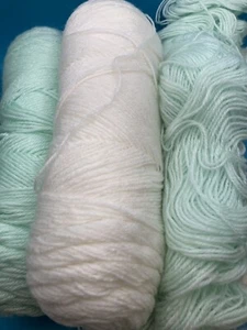Hilo de bebé verde y blanco madejas parciales colores blanco y verde 13 OZ total - Imagen 1 de 3