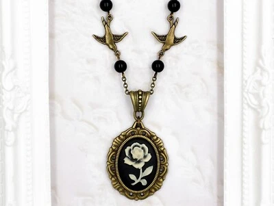 白色玫瑰浮雕项链燕鸟小屋哥特吊坠黑色哥特式婚礼 — 第 1/4 张图片