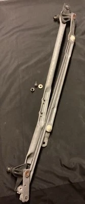 03-06 Silverado Sierra Tahoe Yukon Escalade Avalanche Windshield Wiper Linkage - Image 1 of 4