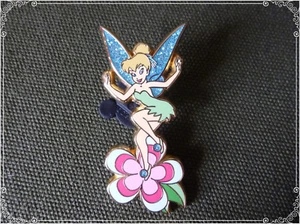 PIN FAIRIES DISNEY TINKER BELL WITH FLOWERS TINK LANDING WINGS GLITTER DLR PARIS - Picture 1 of 2
