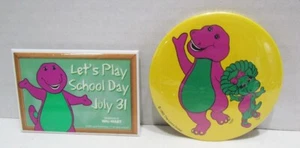 BARNEY DER DINOSAURIER 1992 PINBACK 3" BUTTON & WAL-MART SCHULTAG ABZEICHEN PAAR - Bild 1 von 2