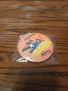 "Botón Pinback Knott's Berry Farm 3"" de colección sobreviví a la venganza de Montezooma" - Imagen 1 de 2