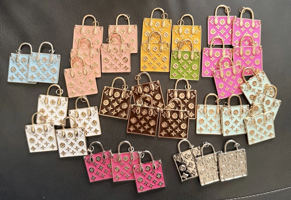 Louis Vuitton Lote de 36 Piezas Paquete de Dijes Foto 1 de 4