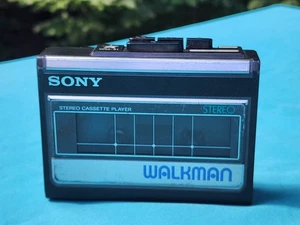 Walkman vintage Sony WM-41 lettore cassette stereo ricambi/riparazione NON TESTATO ANNI 80 - Foto 1 di 4