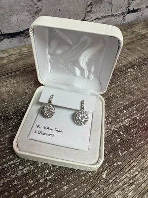 Pendientes de zafiro blanco con detalles de diamantes de plata de ley 925 nuevos perforados $175 Foto 1 de 4