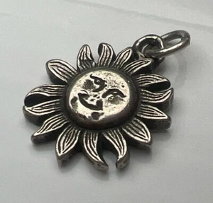 925 Sterling Silber Retro Charm Anhänger süß lächelnd Sonne geätzt Mini Südwesten - Bild 1 von 8