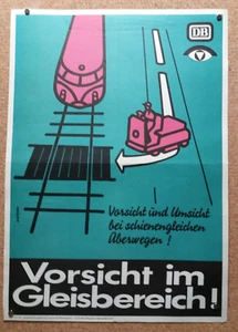 Plakat DB Deutsche Bundesbahn Vorsicht im Gleisbereich ! Überwege 1983 59x42 - Bild 1 von 4