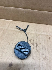 A pre-owned fuel cap from a Poulan Super clean 2150 Chain saw - Imagen 1 de 2